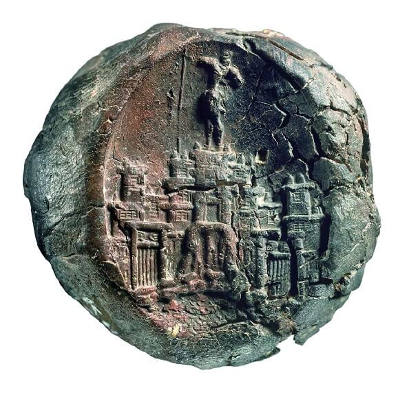 Το «Σφράγισμα του Δεσπότη». Πήλινο σφράγισμα (15ος αι. π.Χ.). Εικονίζει τοπίο ταυτόσημο με τον λόφο Καστέλλι Παλιάς Πόλης Χανίων, όπου βρέθηκε κατά τις Ελληνοσουηδικές ανασκαφές. information